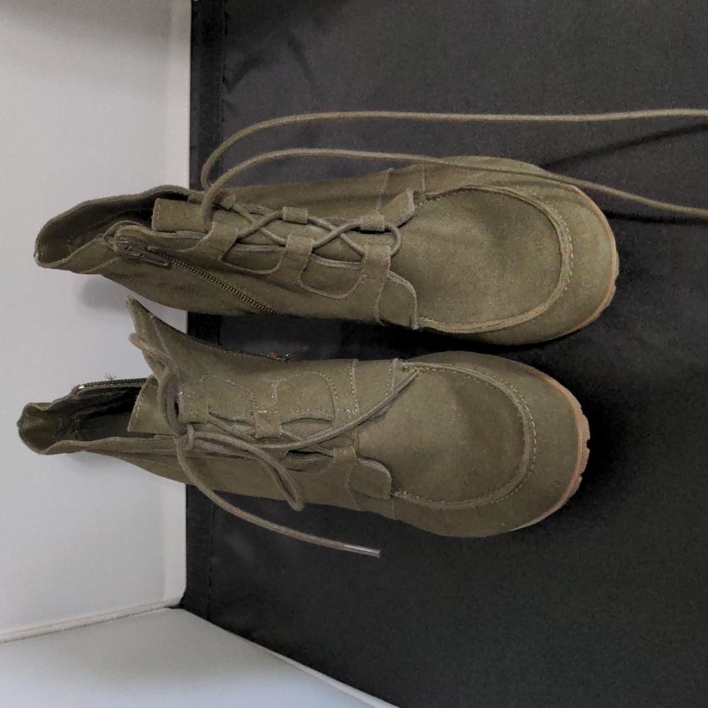 Like new Nine West size 10 lace up zip up wedge booties